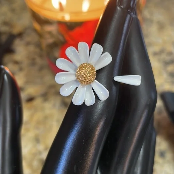 Into The Bloom Daisy Flower Ring - Picture 11 of 12